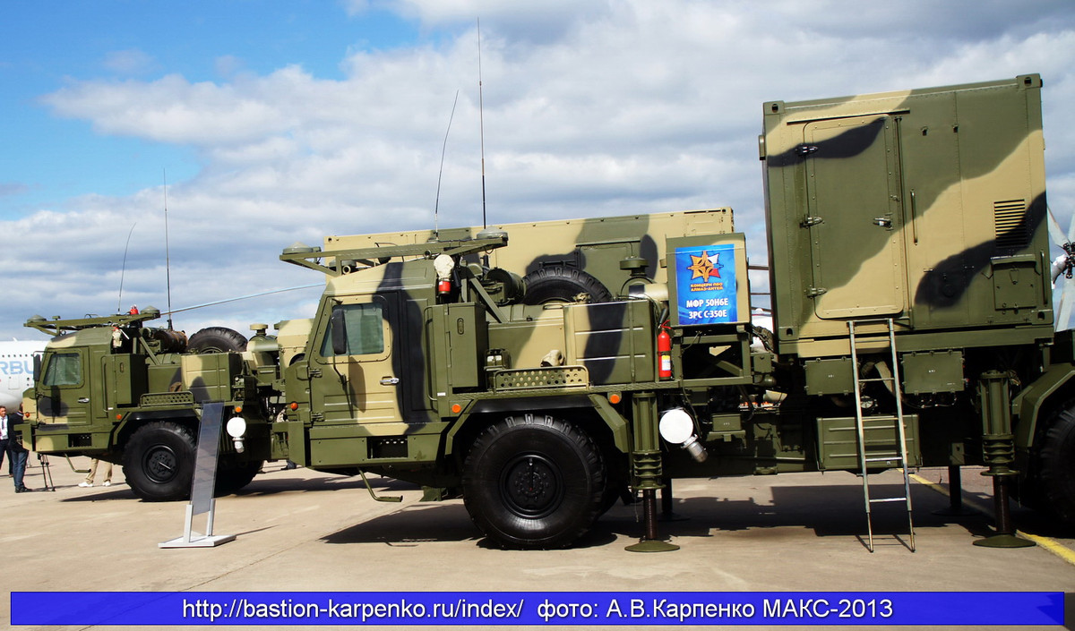 Theo một số nguồn tin, tầm tác chiến với mục tiêu khí động của S-350E Vityaz là 1,5-120km, độ cao đánh chặn từ 10m tới 30km. Và với mục tiêu đạn đạo thì tầm bắn từ 1,5-30km, độ cao từ 2m tới 25km. Hệ thống S-350E có khả năng tấn công cùng lúc 16 mục tiêu khí động hoặc 12 mục tiêu tên lửa đạn đạo. Nguồn ảnh: Bastion-Kapenko