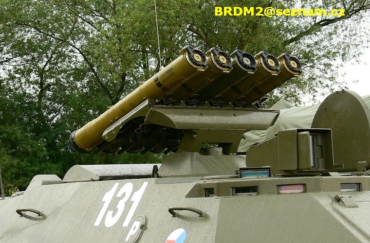 Cận cảnh cụm giá phóng tên lửa trên 9P148 "Konkurs" với khả năng mang theo cùng lúc 4 tên lửa, giá phóng này có thể được thu gọn lại vào bên trong xe khi hành quân hoặc thay đạn. Mọi hoạt động của kíp chiến đấu đều nằm bên trong xe BRDM-2 giúp họ hạn chế tối đa rủi ro từ hỏa lực bắn thẳng của đối phương. Nguồn ảnh: drive2.com.