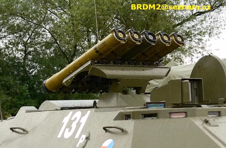 Cận cảnh cụm giá phóng tên lửa trên 9P148 "Konkurs" với khả năng mang theo cùng lúc 4 tên lửa, giá phóng này có thể được thu gọn lại vào bên trong xe khi hành quân hoặc thay đạn. Mọi hoạt động của kíp chiến đấu đều nằm bên trong xe BRDM-2 giúp họ hạn chế tối đa rủi ro từ hỏa lực bắn thẳng của đối phương. Nguồn ảnh: drive2.com.