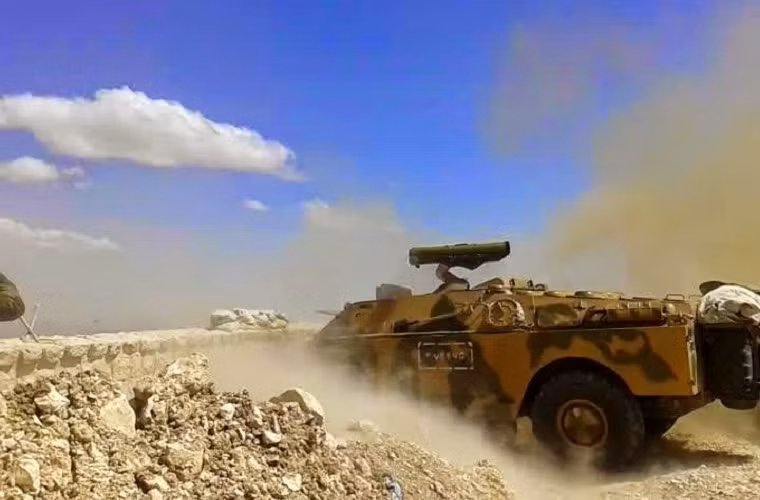 Trước khi nội chiến nổ ra vào năm 2011, 9P148 "Konkurs" vẫn có mặt trong biên chế Quân đội Syria tuy nhiên hình ảnh về nó khá hiếm hoi và chỉ xuất hiện vài lần trong suốt cuộc chiến. Trong đoạn video diễu binh hôm 6/10 cho thấy, tổ hợp chống tăng tự hành 9P148 của Quân đội Syria có vẻ vẫn hoạt động khá tốt thậm chí còn được trang bị đầy đủ tên lửa chống tăng đi kèm. Nguồn ảnh: Blog Oryx.