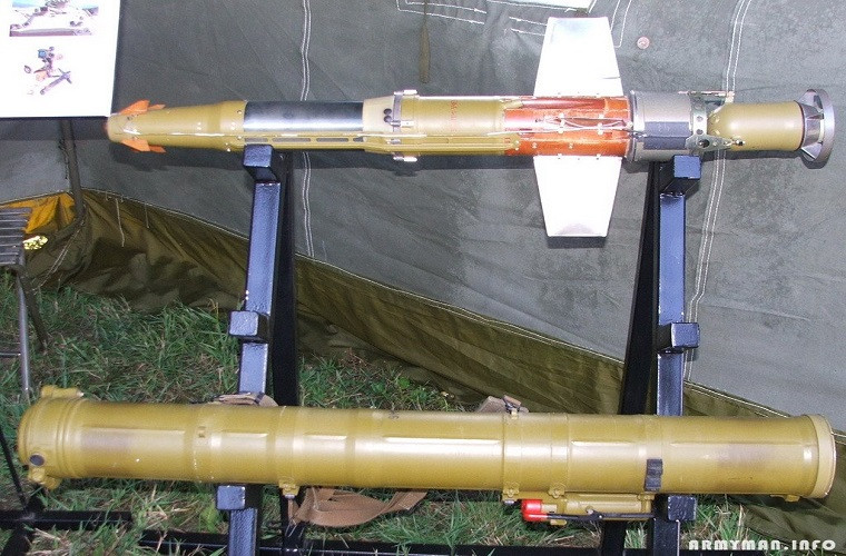 Thông số kỹ thuật cơ bản của tên lửa Konkurs: Chiều dài: 1,15 m; đường kính: 350mm; sải cánh: 0,468 m; trọng lượng: 14,58 kg (26,5 kg cả ống phóng); đầu đạn: 2,7 kg HE; tầm bắn: tối thiểu 70 m, tối đa 4.000 m trong điều kiện ban ngày và 2.500 m trong đêm; vận tốc 206 m/s; sức xuyên: 750 - 800 mm giáp đồng nhất. Nguồn ảnh: wikipedia.