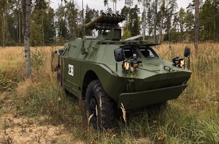 Trong khi đó việc sử dụng khung gầm xe bọc thép bánh lốp BRDM-2 lại giúp cho 9P148 "Konkurs" cơ động hơn hẳn các dòng xe bánh xích, trong nhiều địa hình khác nhau, nhất là trong môi trường tác chiến ở đô thị. Chính những ưu điểm trên đã giúp 9P148 "Konkurs" tiếp tục được sử dụng tại nhiều quốc gia sau nhiều năm hoat động kể cả một số nước NATO. Nguồn ảnh: drive2.com.