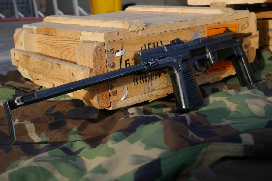 Điểm đặc biệt của PM-63 RAK nằm ở chính sự nhỏ gọn của nó không lớn hơn mẫu súng ngắn thông thường là bao, trong khi đó nó được trang bị hộp tiếp đạn lớn hơn, đi kèm súng báng gấp và cả tay cầm hỗ trợ xạ thủ tác xạ chính xác hơn trong mỗi lần bắn. Chính vì lý do này mà Ba Lan thường gọi PM-63 là súng ngắn tự động hơn là súng tiểu liên. Nguồn ảnh: The Truth About Guns