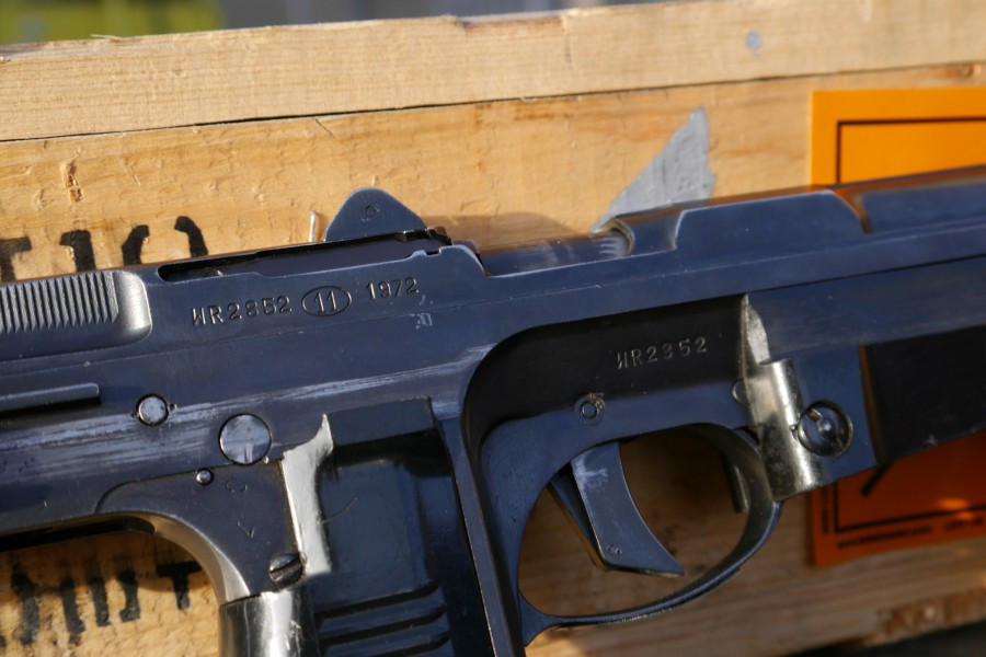 Với trọng lượng chỉ 1,6kg, chiều dài súng chỉ 333mm và khi mở báng gấp súng cũng chỉ có chiều dài 583mm, PM-63 có một lợi thế khá đặc biệt trước các dòng súng tiểu liên cùng thời, bên cạnh đó việc nó sử dụng đạn tiêu chuẩn 9x18mm Makarov của Liên Xô hay cả 9×19mm Parabellum của NATO giúp mẫu súng này càng trở nên ưa dùng. Nguồn ảnh: The Truth About Guns