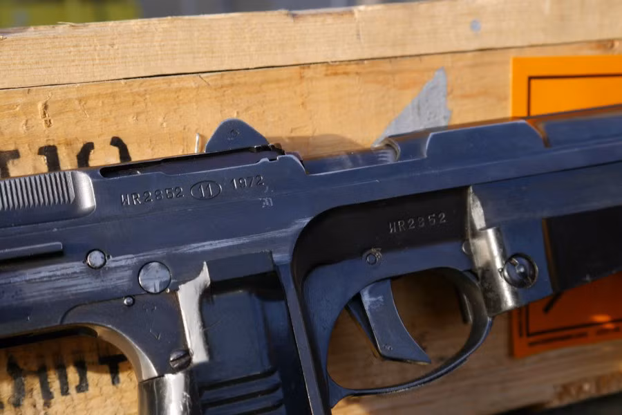 Với trọng lượng chỉ 1,6kg, chiều dài súng chỉ 333mm và khi mở báng gấp súng cũng chỉ có chiều dài 583mm, PM-63 có một lợi thế khá đặc biệt trước các dòng súng tiểu liên cùng thời, bên cạnh đó việc nó sử dụng đạn tiêu chuẩn 9x18mm Makarov của Liên Xô hay cả 9×19mm Parabellum của NATO giúp mẫu súng này càng trở nên ưa dùng. Nguồn ảnh: The Truth About Guns