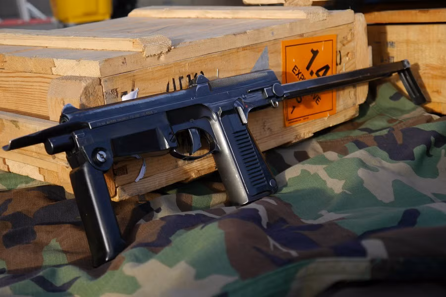 Về PM-63 RAK đây là mẫu súng tiểu liên do thiết kế sư Piotr Wilniewczyc người Ba Lan thiết kế và được chế tạo tại nhà máy vũ khí Łucznik Arms, bản thân cái tên RAK là viết tắt cho từ “Ręczny Automat Komandosów” theo tiếng Ba Lan là súng ngắn tự động. Thiết kế sư Wilniewczyc phát triển PM-63 trong những năm 1950 nhưng mãi đến năm 1964 nó mới được vào sản xuất hàng loạt. Nguồn ảnh: The Truth About Guns.