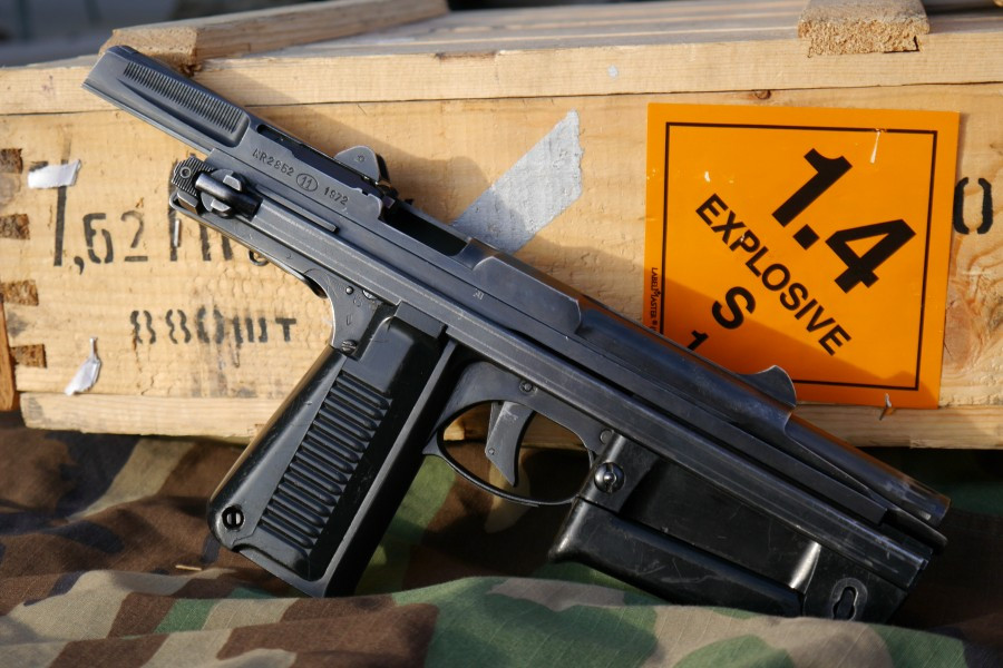 Thế những đến mãi năm 1965, PM-63 mới bắt đầu được đưa vào trang bị trong quân đội và lực lượng an ninh Ba, sau đó nó cũng bắt đầu được phát triển thành nhiều biến thể khác nhau cả trong và ngoài Ba Lan. PM-63 khá phổ biến tại các nước XHCN ở Đông Âu và ở cả Việt Nam trong giai đoạn đầu những năm 1970 trở về sau. Nguồn ảnh: The Truth About Guns