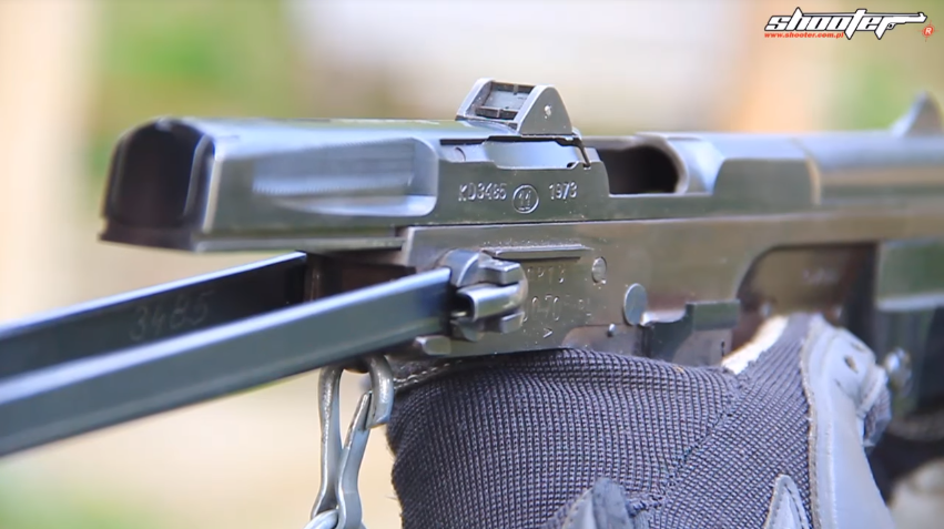 Súng tiểu liên PM-63 sử dụng cơ chế hoạt động bệ lùi ngắn lên đạn bằng phản lực bắn thẳng tương tự như các mẫu súng ngắn bán tự động, chính vì vậy mà khóa nòng của PM-63 khác biệt hoàn toàn so với các dòng tiểu liên thông thường và có phần giống với một mẫu súng ngắn hơn. PM-63 cũng sở hữu thiết kế chắc chắn khi hầu hết các bộ phận đều được làm bằng thép khiến súng hoạt động bền bỉ trên chiến trường. Nguồn ảnh: SHOOTERcomPL.