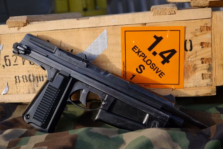 Khái niệm về thiết kế của PM-63 được đề xuất lần đầu tiên tại Đại học Công nghệ Warszawa của Ba Lan trong đầu những năm 1950, khi quân đội nước này đang tìm kiếm một mẫu súng nhỏ gọn nhưng uy lực hơn súng ngắn để trang bị cho lính lái xe trong các đơn vị tăng thiết giáp, lính đặc nhiệm và cả lực lượng mật vụ. Nguồn ảnh: The Truth About Guns