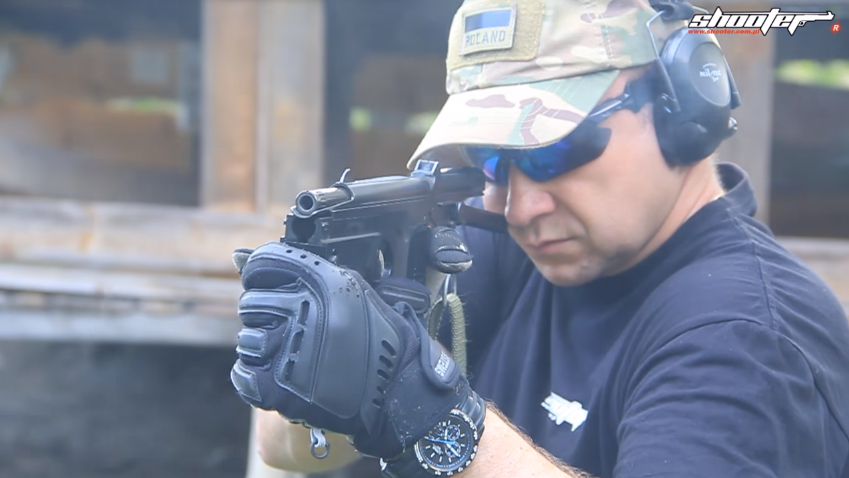 Với đạn tiêu chuẩn 9x18mm, súng tiểu liên PM-63 cho tốc độ bắn lên tới 650 phát/phút đây là một con số ấn tượng khi so với các mẫu súng ngắn bán tự động ở thời điểm PM-63 xuất hiện, sơ tốc đầu nòng của súng là 320m/s. Tầm bắn hiệu quả của mẫu tiểu liên này vào khoảng 200m, đi kèm hộp tiếp đạn 15 viên hoặc 25 viên. Nguồn ảnh: SHOOTERcomPL.