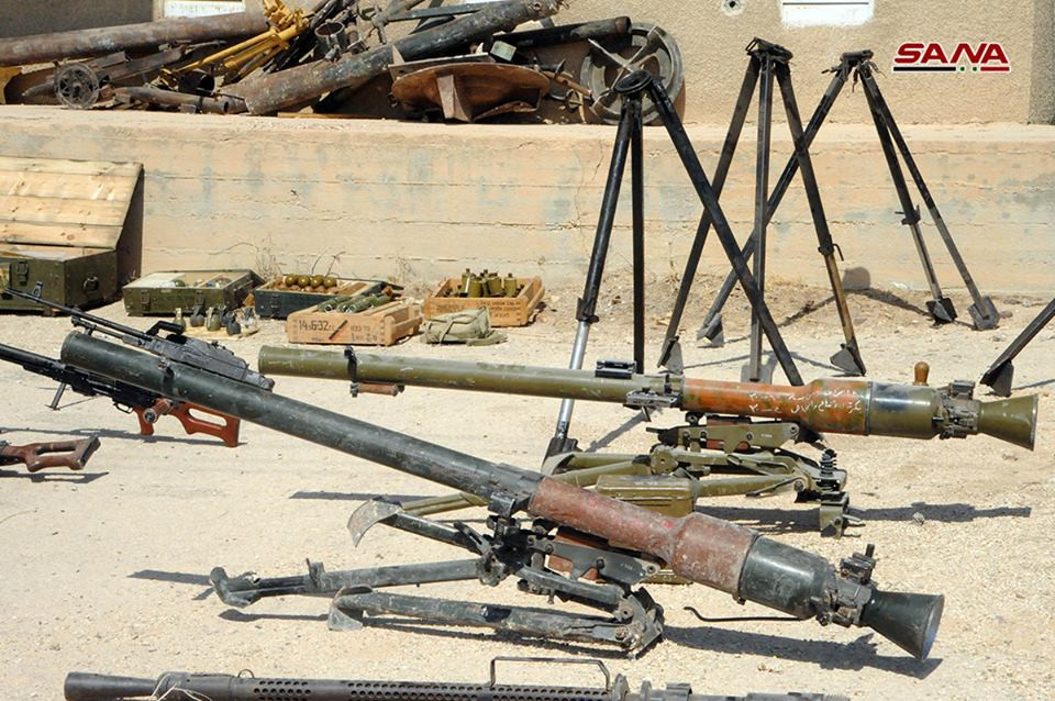 Theo đó khi quân đội chính phủ Syria rà soát các khu vực mới được giải phóng khỏi các tay súng khủng bố trên miền bắc Hama, phía đông al-Suwayda và phía đông Deir Ezzor, đã tìm thấy kho vũ khí lớn được quân khủng bố cất giấu tại các địa điểm này, trong đó có số lượng lớn tên lửa chống tăng và vũ khí bộ binh. Nguồn ảnh: SANA.