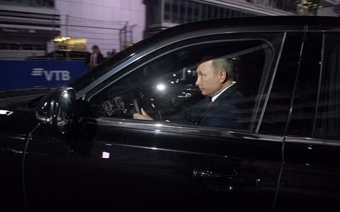 Tong thong Putin lai xe dua Tong thong Ai Cap tham duong dua F1-Hinh-2