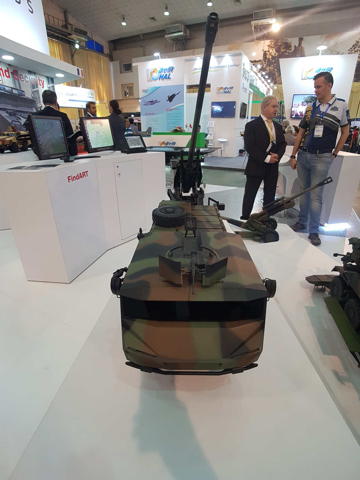 Trước đây cũng từng có thông tin Việt Nam có ý định mua 18 hệ thống pháo tự hành Caesar từ Pháp, tuy nhiên thông tin về hợp đồng này vẫn chưa được các bên liên quan xác thực. Dù vậy việc Nexter mang các hệ thống pháo Caesar tới tham dự triển lãm HSE năm nay đã cho thấy họ quan tâm tới tiềm năng phát triển của thị trường vũ khí ở Việt Nam.