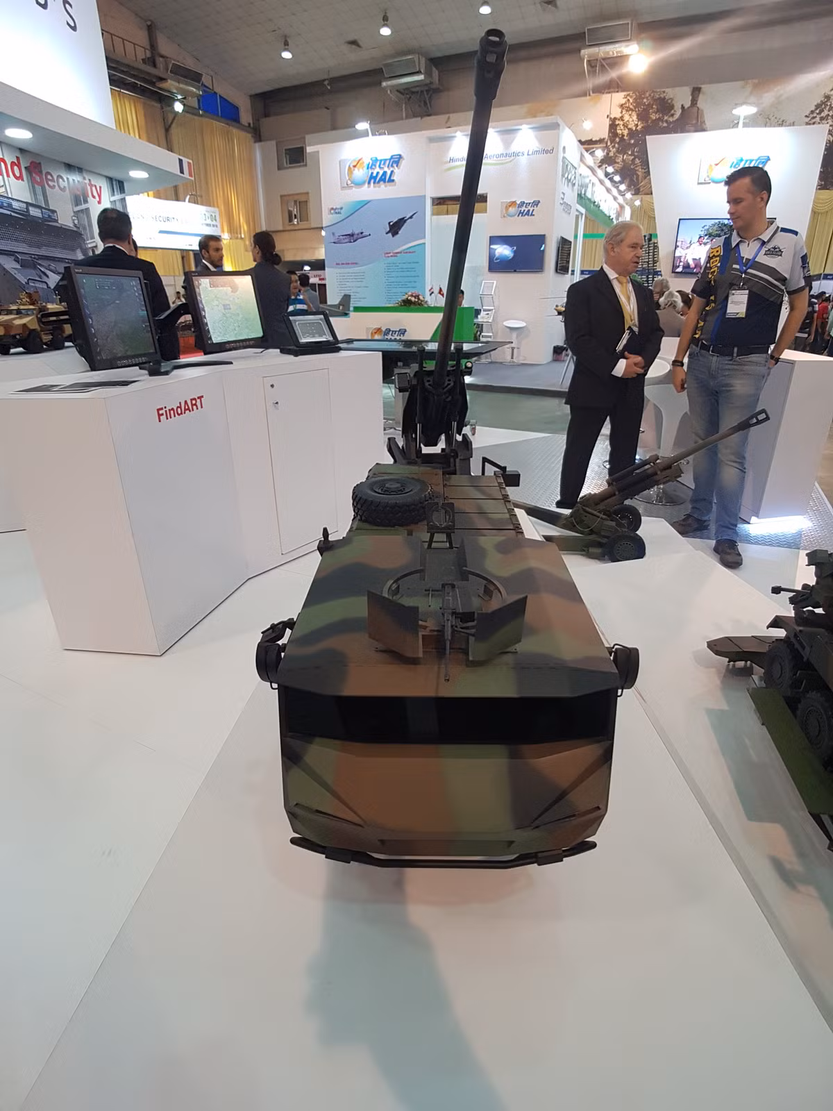 Trước đây cũng từng có thông tin Việt Nam có ý định mua 18 hệ thống pháo tự hành Caesar từ Pháp, tuy nhiên thông tin về hợp đồng này vẫn chưa được các bên liên quan xác thực. Dù vậy việc Nexter mang các hệ thống pháo Caesar tới tham dự triển lãm HSE năm nay đã cho thấy họ quan tâm tới tiềm năng phát triển của thị trường vũ khí ở Việt Nam.