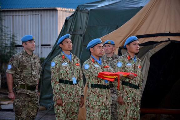 Nghi thức thượng cờ Việt Nam được tổ chức trang trọng, đánh dấu thời điểm Vương quốc Anh chính thức bàn giao BVDC cho Việt Nam sau hơn một năm bệnh viện hoạt động tại Bentiu.