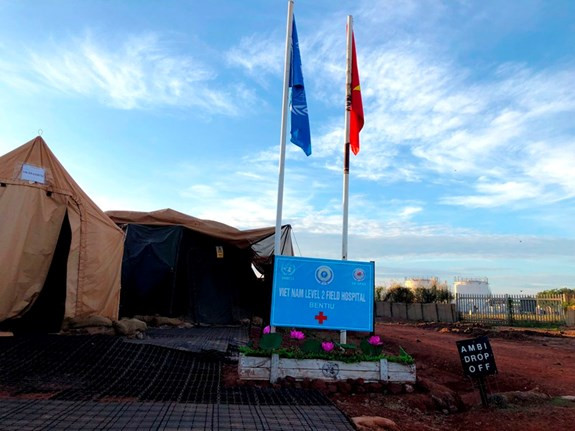 Trong quá trình này, đội ngũ các bác sĩ, y tá, điều dưỡng, kỹ thuật viên và nhân viên hậu cần của bệnh viện đã khắc phục khó khăn do điều kiện thời tiết nắng nóng gần 50 độ C, các trang thiết bị chưa được chuyển sang đầy đủ từ Việt Nam, để nhanh chóng hoàn thiện khu vực làm việc, đảm bảo các điều kiện khám, chữa bệnh cơ bản.