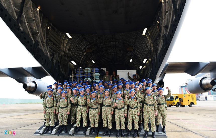 Đặc biệt thực hiện nhiệm vụ vận chuyển 63 y, bác sĩ quân y Việt Nam tới Nam Sudan chính là máy bay vận tải quân sự hạng nặng cấp chiến lược C-17 Globemaster III của Không quân Hoàng gia Australia, một trong những dòng vận tải cơ quân sự mạnh mẽ nhất thế giới hiện nay. Nguồn ảnh: Zing.vn