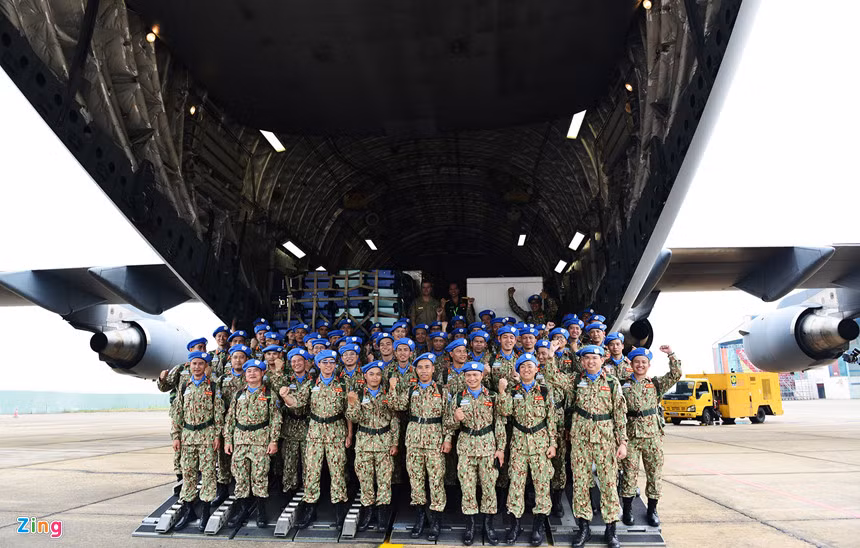 Đặc biệt thực hiện nhiệm vụ vận chuyển 63 y, bác sĩ quân y Việt Nam tới Nam Sudan chính là máy bay vận tải quân sự hạng nặng cấp chiến lược C-17 Globemaster III của Không quân Hoàng gia Australia, một trong những dòng vận tải cơ quân sự mạnh mẽ nhất thế giới hiện nay. Nguồn ảnh: Zing.vn