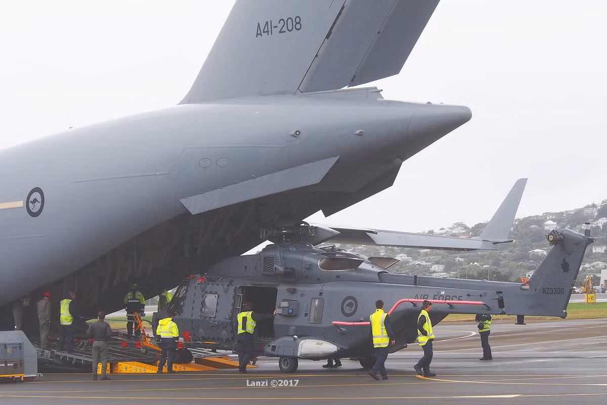 Trong khi đó về năng lực vận tải C-17 Globemaster III có thể mang theo tối đa 77 tấn hàng hóa, 102 lính dù hoặc 134 lính với ghế ngồi, hoặc chở theo 54 lính và 13 kiện hàng hóa. Nguồn ảnh: Wikipedia.