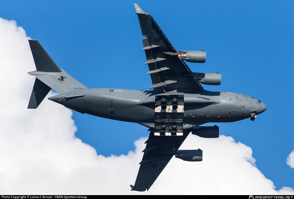 C-17 Globemaster III hiện là máy bay vận tải cỡ lớn chủ lực của Không quân Australia trong hoạt động không vận khắp thế giới. C-17 được thiết kế cho vai trò không vận chiến thuật và chiến lượng, có thể đưa binh sĩ và vũ khí đi khắp thế giới. Trong tổng số 279 chiếc được chế tạo từ 1991-2015, Không quân Australia 8 chiếc. Nguồn ảnh: Wikipedia.