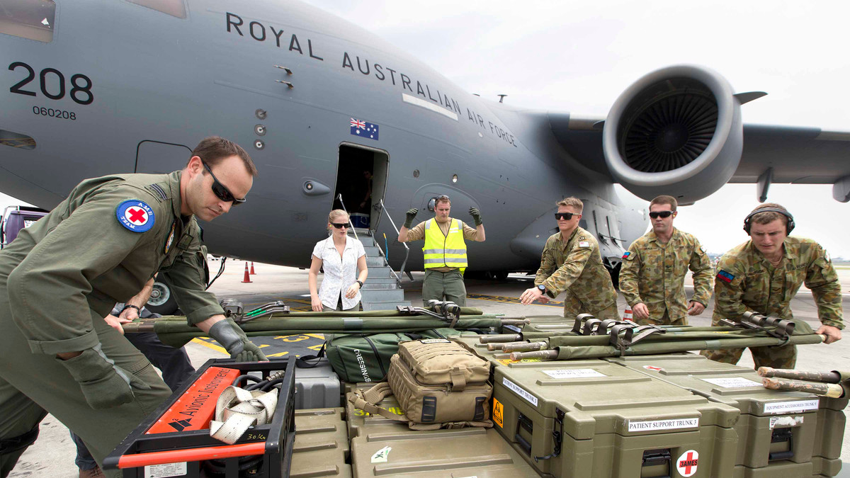 To lớn, khổng lồ là vậy nhưng phi hành đoàn một chiếc C-17 tối đa chỉ có 3 người (2 phi công và một kỹ thuật viên cấp cao). Trong khi đó, dòng máy bay vận tải Il-76 (Nga) được đánh giá là gần tương đương với C-17 cần tới phi hành đoàn đến 5 người. Nguồn ảnh: Wikipedia.