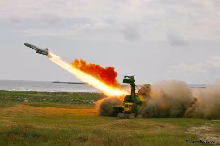 P-15 Termit là loại tên lửa chống hạm được phát triển bởi viện thiết kế Raduga của Liên Xô những năm 1950. Và kể từ khi xuất hiện P-15 dã tham gia tổng cộng 7 cuộc đại chiến trong thế kỷ 20 như: Chiến tranh 6 ngày (1967), Chiến tranh Ấn Độ - Pakistan (1971), Chiến tranh Iran-Iraq (1980) và Chiến tranh vùng Vịnh (1990). Ảnh: Military-Today.