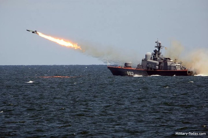 Về thiết kế, phiên bản đầu tiên của tên lửa chống hạm P-15 có cánh cố định. Thiết kế cơ bản của tên lửa là thân hình trụ, mũi tròn, hai cánh tam giác ở giữa hai bên thân và ba đuôi định hướng xếp thành hình tam giác. Ảnh: Military-Today.