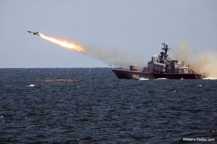 Về thiết kế, phiên bản đầu tiên của tên lửa chống hạm P-15 có cánh cố định. Thiết kế cơ bản của tên lửa là thân hình trụ, mũi tròn, hai cánh tam giác ở giữa hai bên thân và ba đuôi định hướng xếp thành hình tam giác. Ảnh: Military-Today.