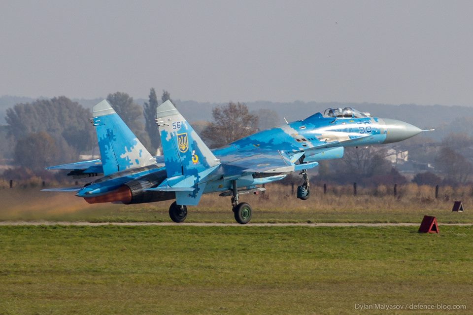 Theo đó thời điểm chiếc Su-27 Ukraine rơi vào khoảng 17 giờ ngày 16/10 (theo giờ địa phương) cách thủ đô Kiev gần 300km về phía tây nam, phi hành đoàn của chiếc Su-27UB xấu số trên đều không kịp rời khỏi máy bay khi nó lao xuống đất. Nguồn ảnh: Dylan Malyasov.