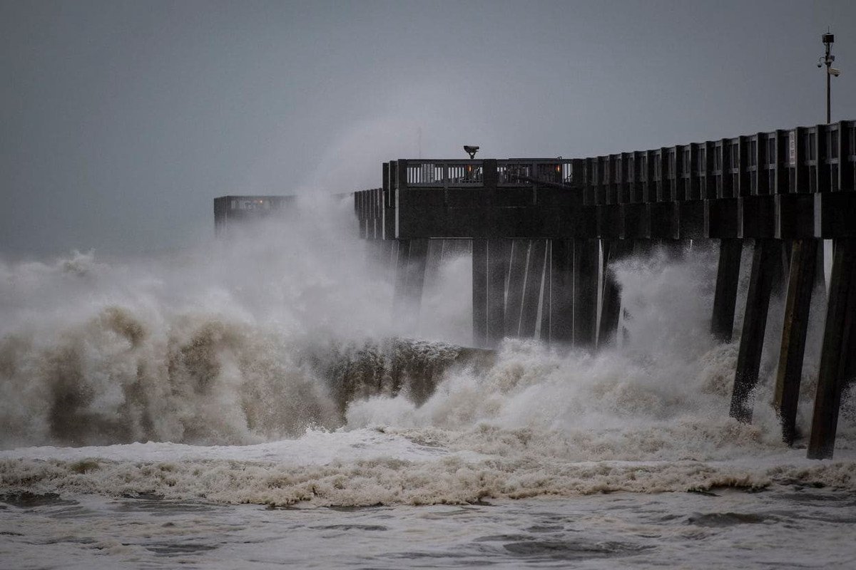 Tối cùng ngày, siêu bão Michael duy trì ở cấp 3. Tuy nhiên, trước đó, nó hoành hành ở vùng "cán xoong" Florida, dải đất hình ngón tay nằm bên bờ vịnh Mexico, với mức bão cấp 4. Ảnh: Washington Post