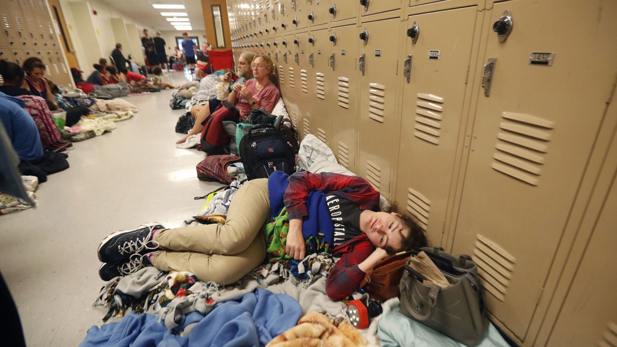 Tại Panama City Beach, Diane Farris, 57 tuổi, và con trai cùng khoảng 1.100 người đi trú ẩn. Theo AP, cả hai người đều không thể liên lạc với ai vì điện thoại ngấm nước. “Tôi lo cho con gái và cháu của tôi. Tôi không biết họ đang ở đâu”, bà nói. Ảnh: AP.