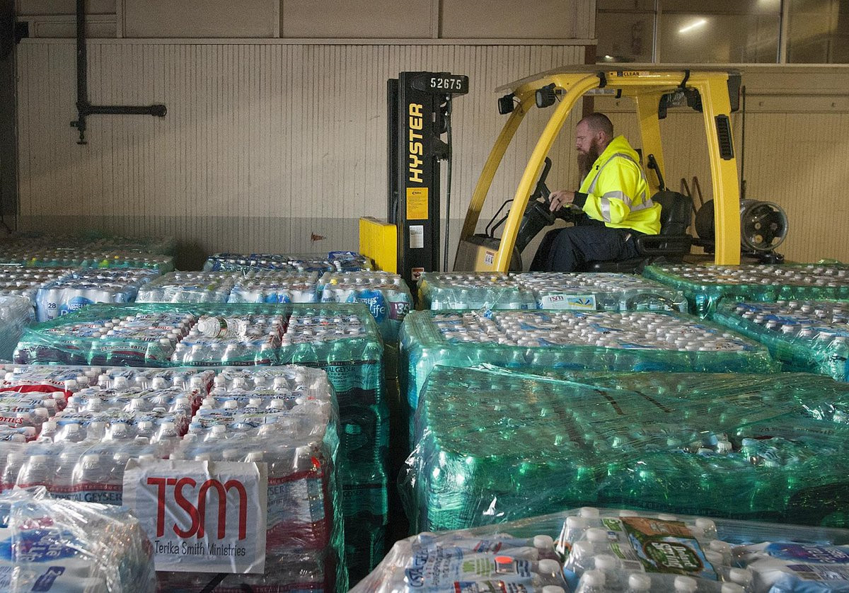 Thống đốc Florida Rick Scott cho biết đã sẵn sàng cung cấp 3 triệu lít nước và 1,5 triệu bữa ăn cho những gia đình bị ảnh hưởng. Ảnh: Twitter.