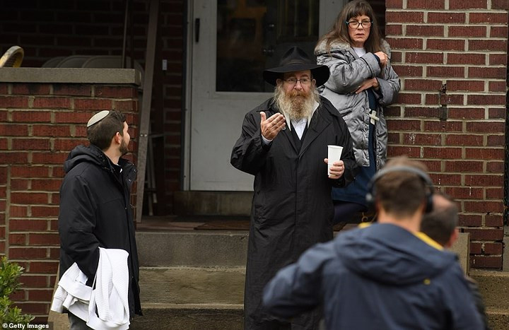 Một số người Do thái sống gần nhà thờ bàng hoàng sau vụ xả súng. Ảnh: Getty.