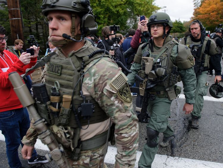 Tờ CBS Pittsburgh cho biết, trước khi xả súng vào những người cầu nguyện bên trong giáo đường, gã đàn ông tên Bowers đã hét lên các khẩu hiệu bài người Do Thái. Ảnh: Dailymail.