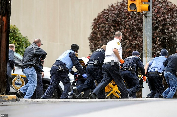 Các nhân viên an ninh bao vây hiện trường, đấu súng với nghi phạm. Ảnh: AP.