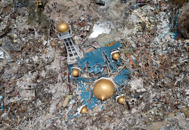 Những công trình kiến trúc từng là biểu tượng của thành phố Palu giờ chỉ còn lại là đống đổ nát tiêu điều. Ảnh: EPA