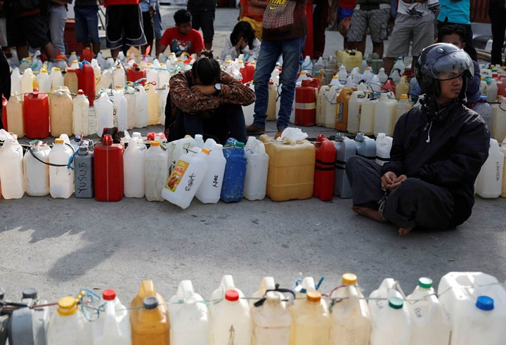 Người dân vùng thảm họa Palu mệt mỏi chờ đợi để mua xăng ở trạm xăng Pertamina. Ảnh: Reuters