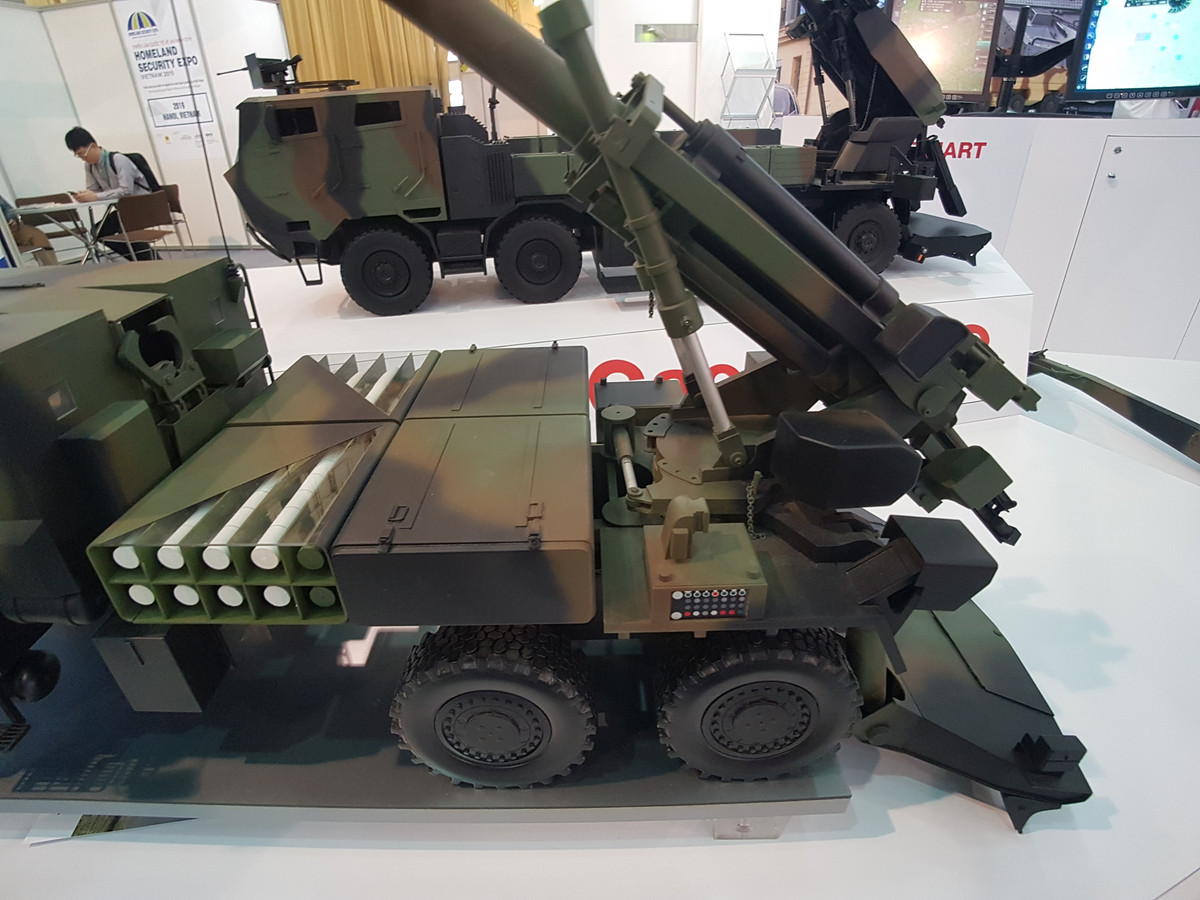 Còn pháo 155mm của nó không có hệ thống nạp đạn tự động và phải mất tới 6 binh sĩ để vận hành.