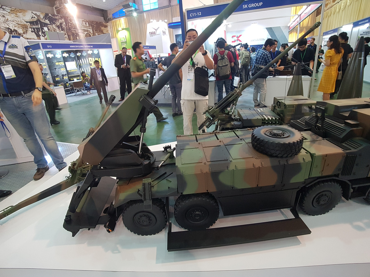 Do đó không mấy ngạc nhiên khi mô hình các hệ thống pháo tự hành Caesar 155mm dành được sự quan tâm của khách tham quan HSE 2018, nhất là khi Nexter mang đến đây biến thể mới nhất của Caesar là Caesar 8x8.