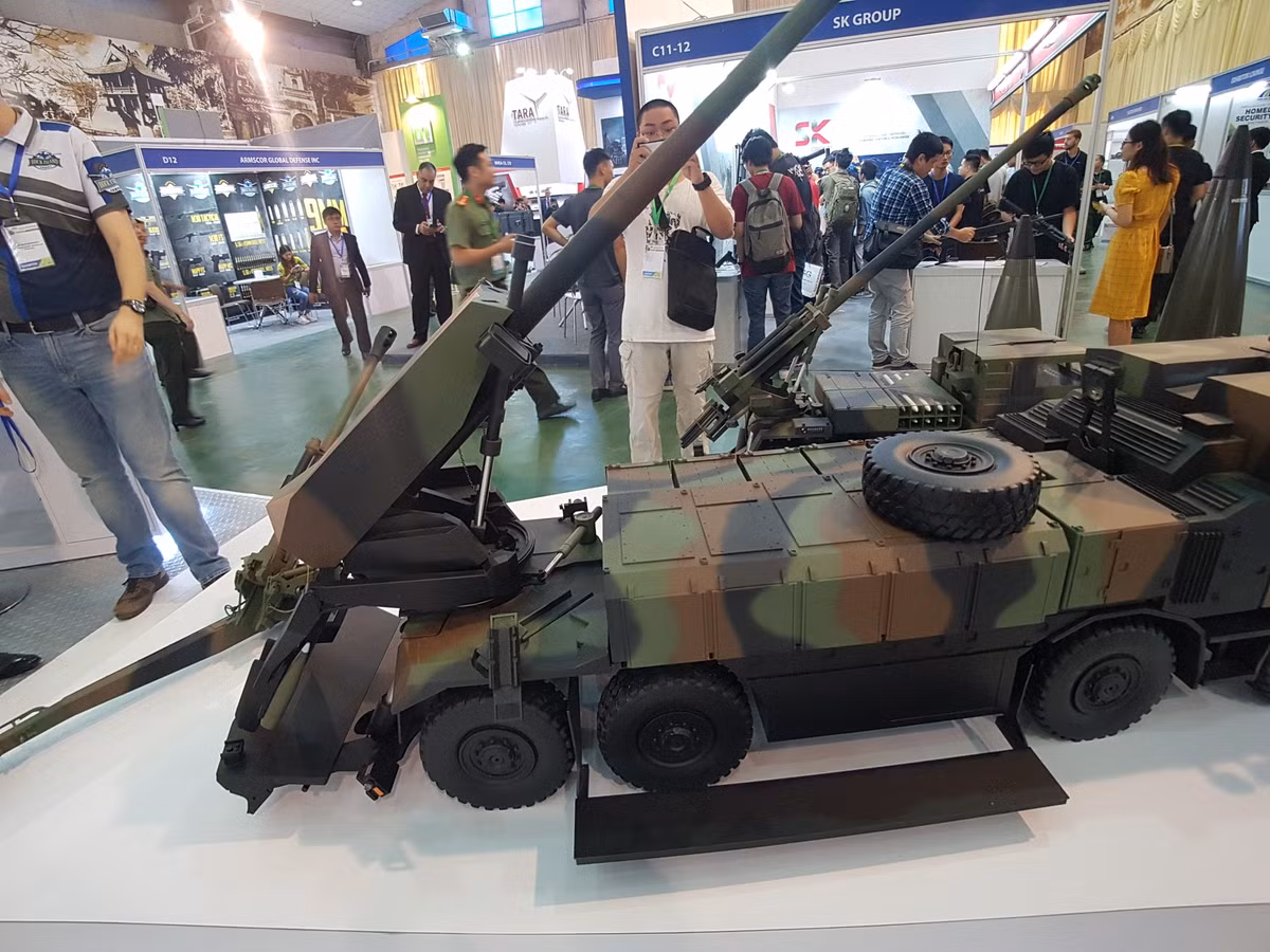 Do đó không mấy ngạc nhiên khi mô hình các hệ thống pháo tự hành Caesar 155mm dành được sự quan tâm của khách tham quan HSE 2018, nhất là khi Nexter mang đến đây biến thể mới nhất của Caesar là Caesar 8x8.