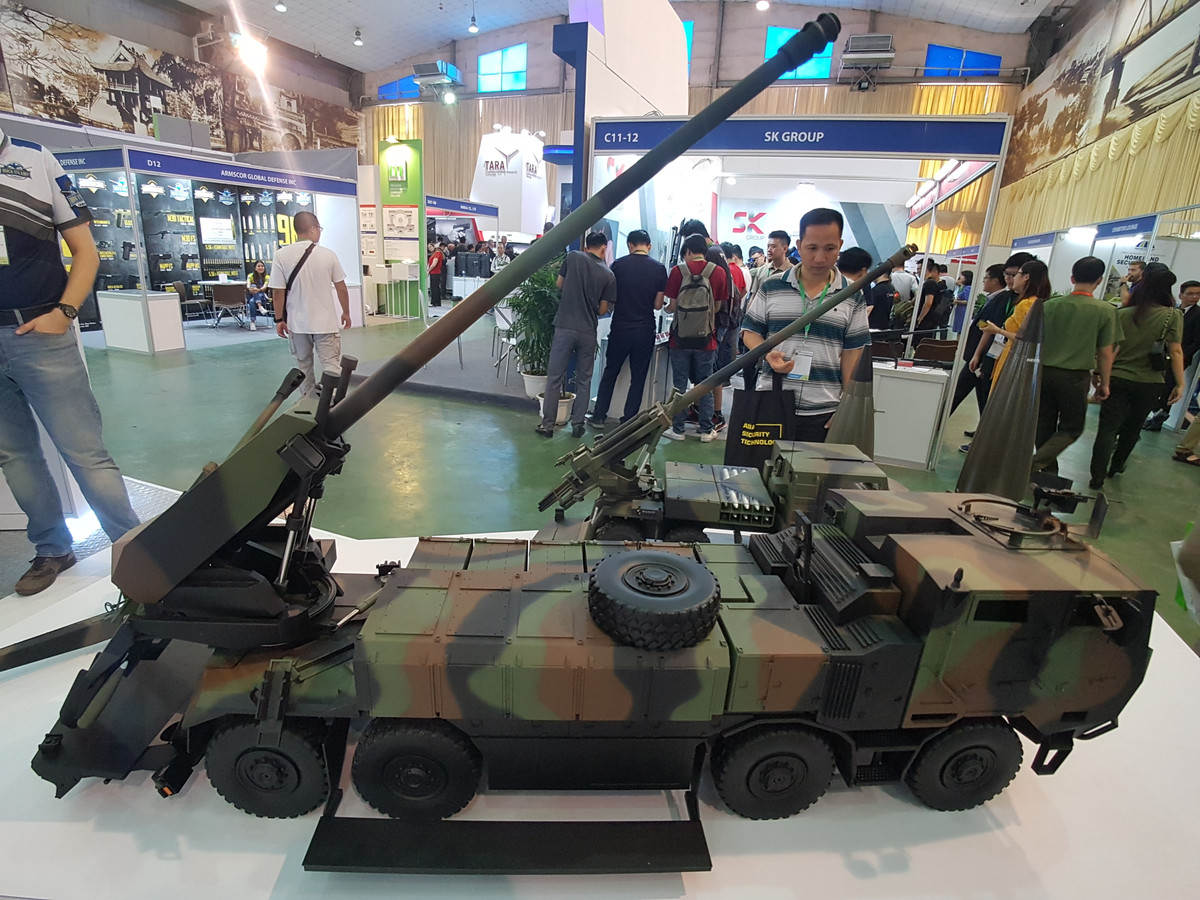 Không chỉ có cơ số đạn lớn hơn, biến thể Caesar 8x8 còn được trang bị động cơ diesel 420 mã lực mạnh mẽ hơn so với Caesar 6x6 (một phần do nó có trọng lượng chiến đấu lên tới 30 tấn), cho phép biến thể này mở rộng phạm vi hành quân cũng như tầm tác chiến hiệu quả.