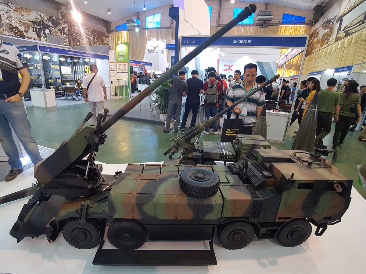 Không chỉ có cơ số đạn lớn hơn, biến thể Caesar 8x8 còn được trang bị động cơ diesel 420 mã lực mạnh mẽ hơn so với Caesar 6x6 (một phần do nó có trọng lượng chiến đấu lên tới 30 tấn), cho phép biến thể này mở rộng phạm vi hành quân cũng như tầm tác chiến hiệu quả.