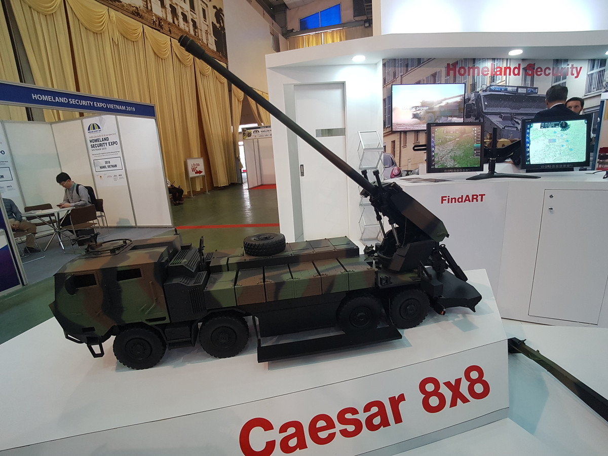 Trọng tâm của HSE 2018 là vũ khí, trang bị cá nhân cho các lực lượng an ninh và quân đội. Tuy nhiên, nhiều vũ khí hạng nặng như tên lửa diệt hạm, radar cảnh giới, và đặc biệt là pháo tự hành Caesar cũng xuất hiện tại triển lãm lần này.