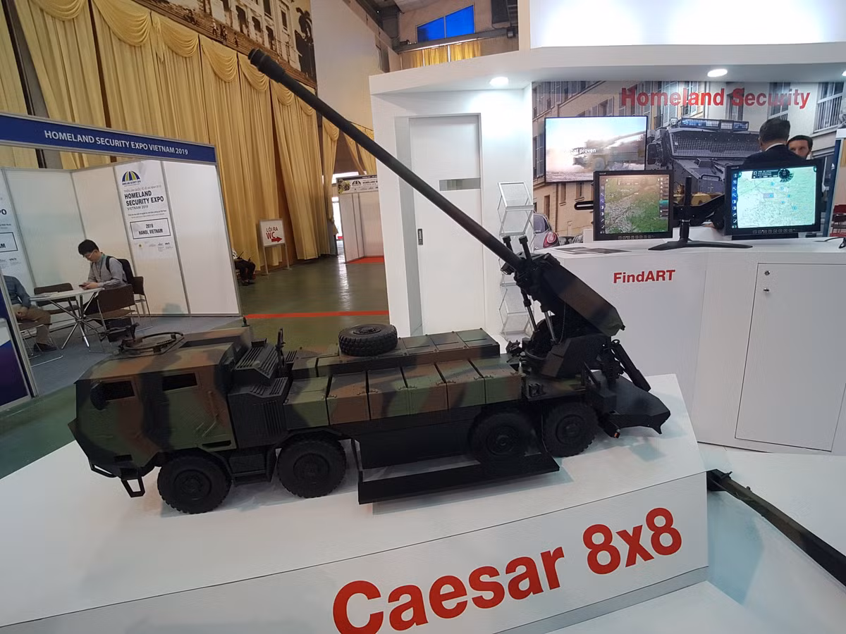 Trọng tâm của HSE 2018 là vũ khí, trang bị cá nhân cho các lực lượng an ninh và quân đội. Tuy nhiên, nhiều vũ khí hạng nặng như tên lửa diệt hạm, radar cảnh giới, và đặc biệt là pháo tự hành Caesar cũng xuất hiện tại triển lãm lần này.