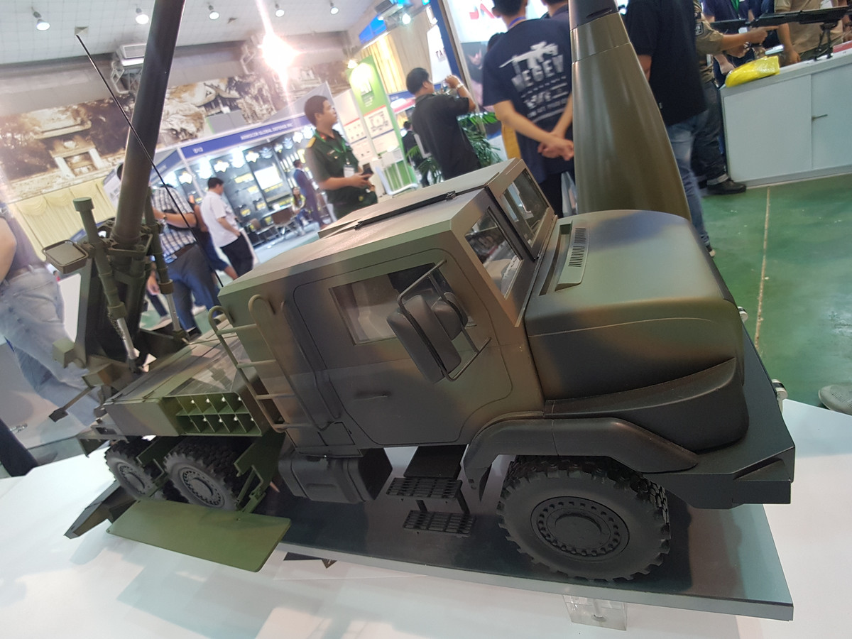 Cận cảnh cabin của biến thể Caesar 6x6, với cabin không được bọc thép cũng nhưng không được trang bị súng máy 12.7mm trên nóc xe.