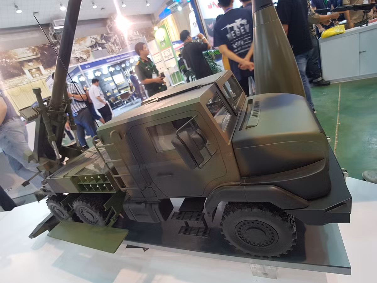 Cận cảnh cabin của biến thể Caesar 6x6, với cabin không được bọc thép cũng nhưng không được trang bị súng máy 12.7mm trên nóc xe.