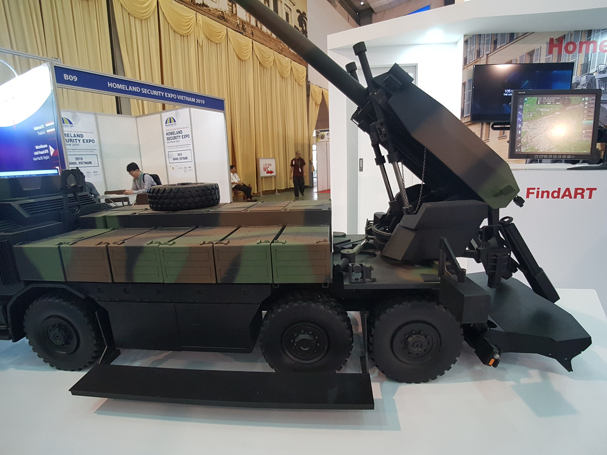 Với thiết kế mới này, pháo tự hành Caesar có uy lực lớn hơn biến thể cũ khi có thể mang theo đến 30 quả đạn loại 155mm, so với 18 quả đạn trên Caesar 6x6. Trên nóc buồng lái xe pháo này còn gắn thêm 1 khẩu súng máy 12,7 mm, và xe còn có thêm bình nhiên liệu phụ.