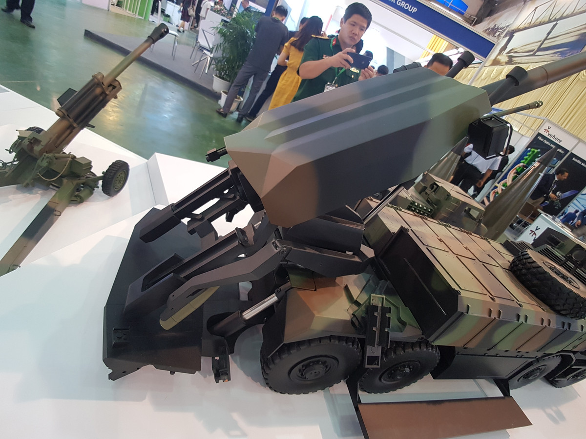 Caesar 8x8 là biến thể pháo tự hành được thiết kế hoạt động tự động hoàn toàn dựa trên nền tảng của Caesar 6x6, toàn bộ cơ cấu nạp đạn và vận hành pháo được kíp chiến đấu của Caesar điều khiển từ xa. Thời gian triển khai và thu hồi pháo mất chưa đầy 1 phút và chỉ cần tới kíp chiến đấu 3 người.