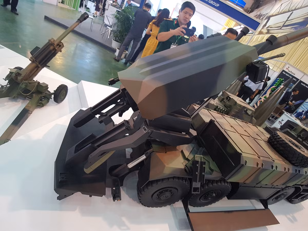 Caesar 8x8 là biến thể pháo tự hành được thiết kế hoạt động tự động hoàn toàn dựa trên nền tảng của Caesar 6x6, toàn bộ cơ cấu nạp đạn và vận hành pháo được kíp chiến đấu của Caesar điều khiển từ xa. Thời gian triển khai và thu hồi pháo mất chưa đầy 1 phút và chỉ cần tới kíp chiến đấu 3 người.