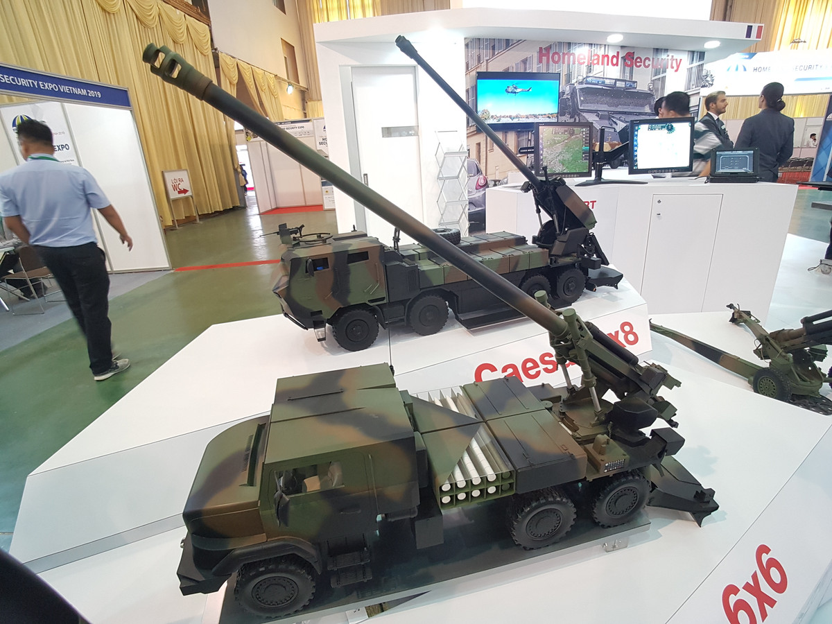 Cả hai biến thể pháo tự hành Caesar 155mm có thể bắn các loại đạn 155mm tiêu chuẩn của NATO, cả đạn có rocket hỗ trợ HE-FRAG (tầm bắn xa đến 42 km), đạn chống tăng Bonus (34 km). Pháo bắn trung bình 6 phát/phút. Trong ảnh là mô hình Caesar 6x6 (bên dưới) với khung gầm bánh lốp có thể mang theo cơ số đạn 18 viên.